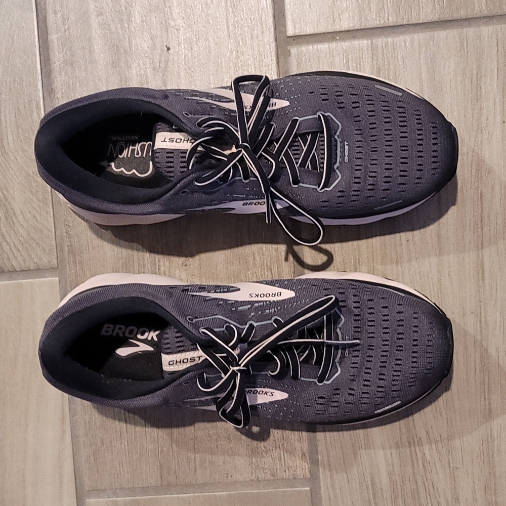 EUC Brooks Ghost 13 Women's shoe in size 11 (D)